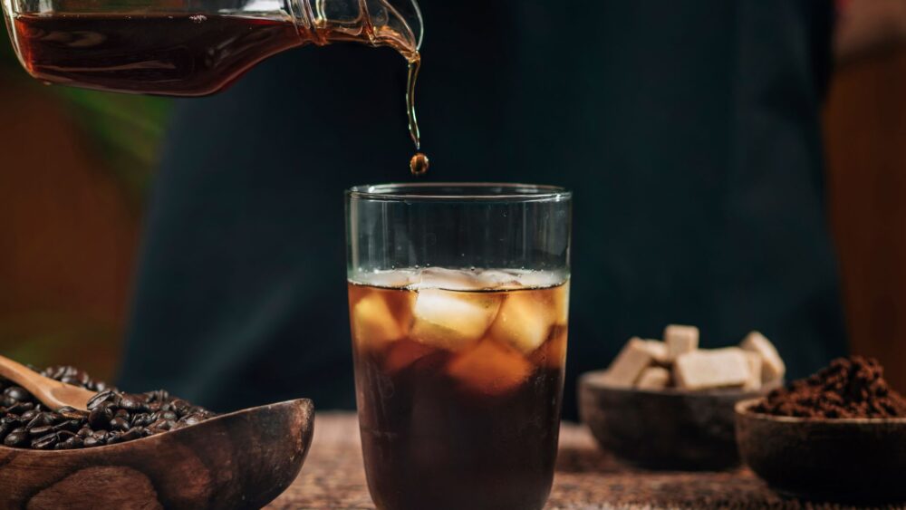 Cold brew w domu – jak przygotować idealną kawę na zimno krok po kroku?