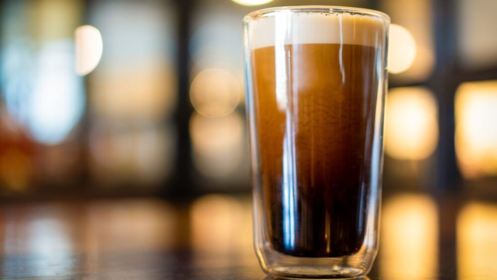 Jak zrobić domową kawę typu nitro cold brew? Przepis i potrzebny sprzęt